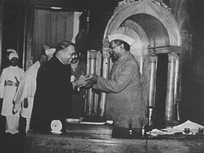 http://2.bp.blogspot.com/-4kwWK2DCOqs/TlsZKQ-XpvI/AAAAAAAAAeg/1Pf7kL5tY_A/s320/ambedkar%2B-%2Bconstitution.jpg